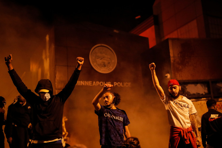 מחאות על רקע הרג העצור השחור במיניאפוליס  (צילום: רויטרס)
