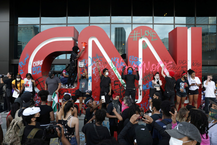 המפגינים מחוץ לבניין CNN (צילום: רויטרס)