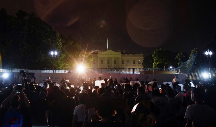 המפגינים מחוץ לבית הלבן (צילום: רויטרס)