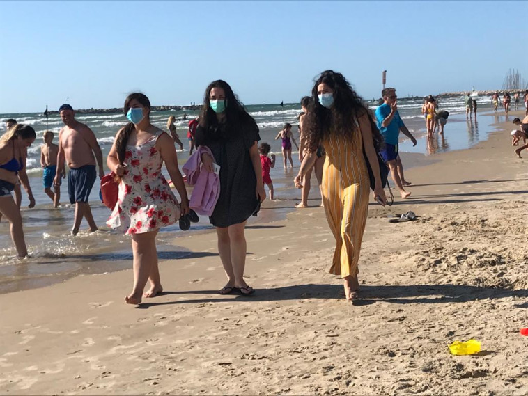 שבת בחוף הים בתל אביב - למצולמים אין קשר לנאמר בכתבה (צילום: אבשלום ששוני)