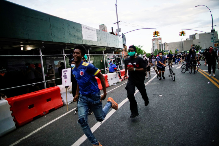 מפגינים נגד אלימות שוטרים בברוקלין  (צילום: REUTERS/Eduardo Munoz)