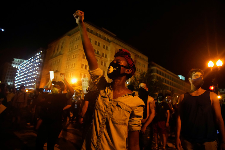 מפגינים נגד אלימות שוטרים בוושינגטון  (צילום: REUTERS/Eric Thayer)