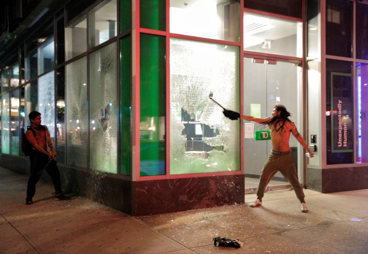 מהומות בארה''ב במחאה נגד אלימות שוטרים 