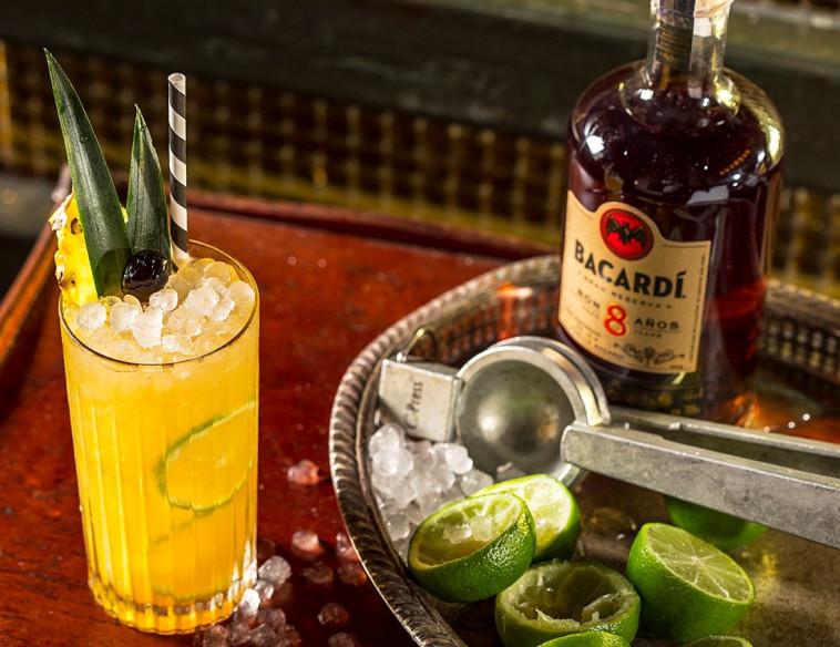 קוקטייל רום של מוש בודניק, סושיאל קלאב 