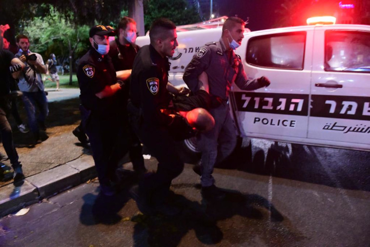 מעצרים בהפגנת השמאל נגד הסיפוח בכיכר רבין בת''א