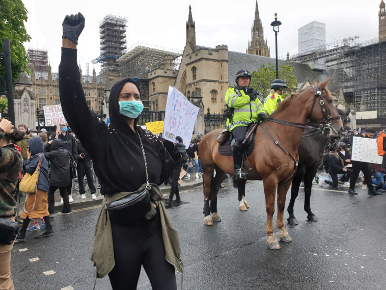 מחאה לזכר ג'ורג פלויד בלונדון (צילום: REUTERS/Christian Radnedge)