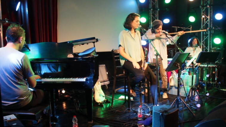 מתוך המופע ''מגש הקצב''