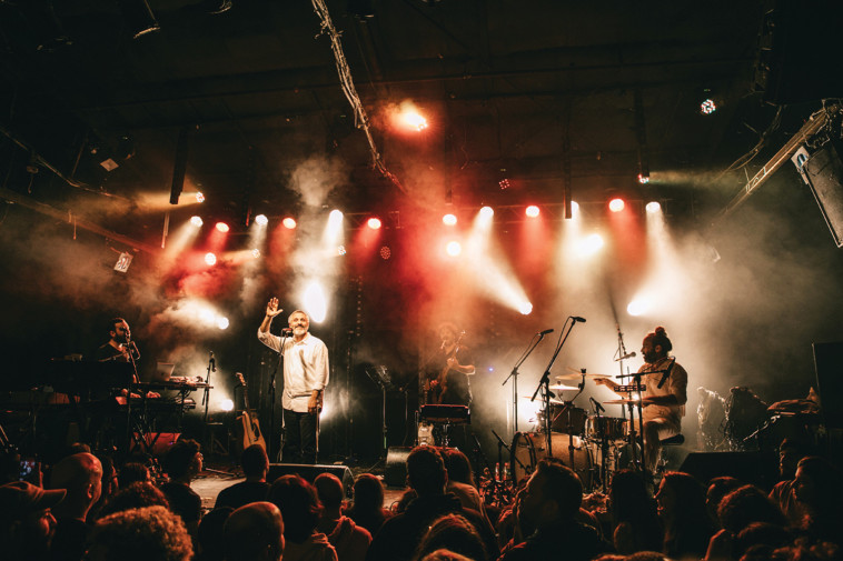 אביתר בנאי בהופעה ב''בארבי''