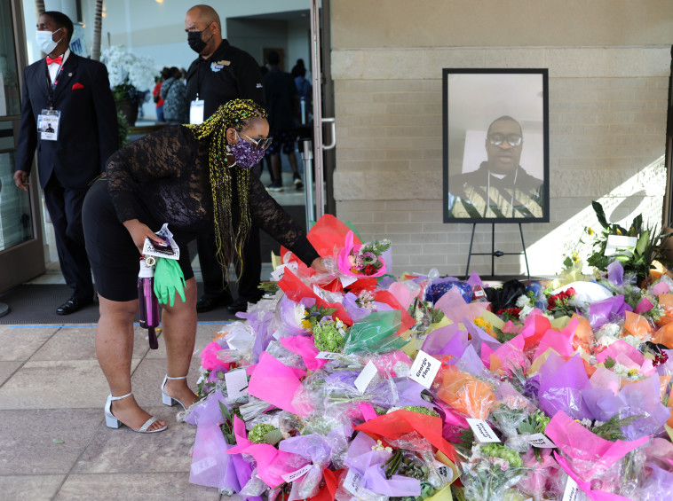 אזרחים מתאבלים על ג'ורג פלויד