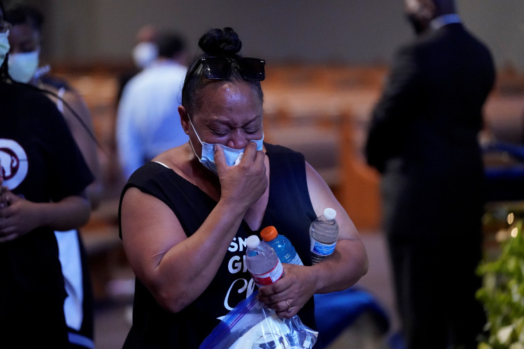 אבלים מול ארונו של ג'ורג פלויד בכנסייה בטקסס 