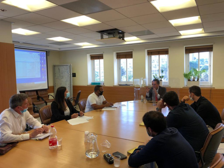 הפגישה בלשכת שר האוצר