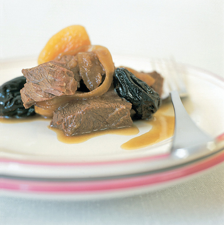 צלי בשר עם שזיפים ומשמשים  (צילום: מיכל לנרט, מתוך הספר ''המטבח של פסקל'')