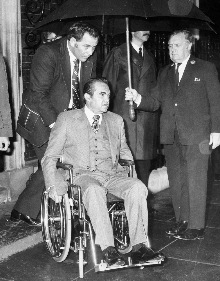 השתמש בעיתונות כדי להתסיס. וולאס