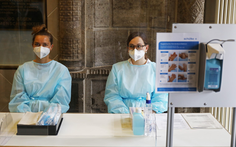 מעבדת קורונה בגרמניה (למצולמים אין קשר לנאמר בכתבה))