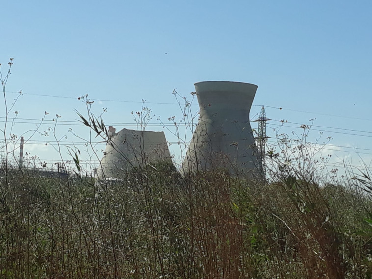 חלק מאחד ממגדלי הקירור בבתי הזיקוק במפרץ חיפה התמוטט