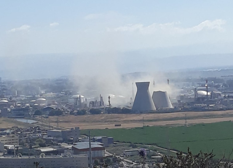 חלק מאחד ממגדלי הקירור בבתי הזיקוק במפרץ חיפה התמוטט