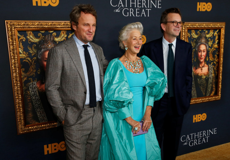 הלן מירן, ג'ייסון קלארק והבמאי פיליפ מרטין בפרמיירת הסדרה ''יקטרינה הגדולה'' (צילום: רויטרס)