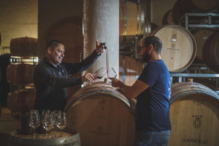 מאירם הראל ומעיין קושיצקי נותנים עבודה 