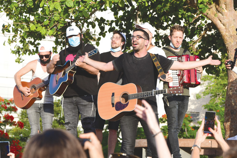 חנן בן ארי בהופעה