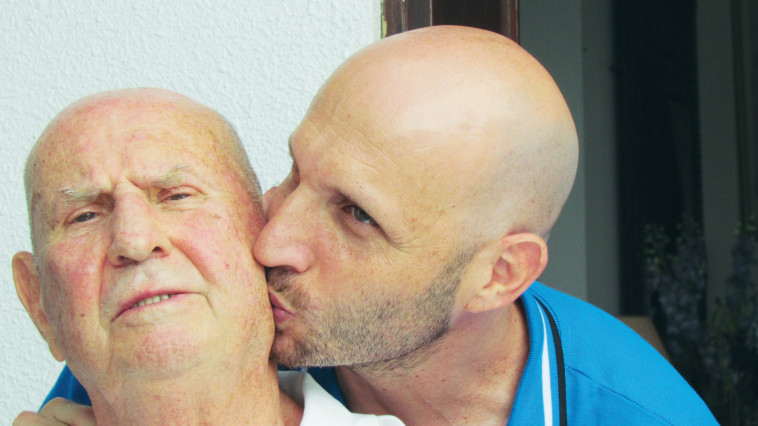 בנדר מקבל נשיקה מבנו ביום הולדתו ה-80