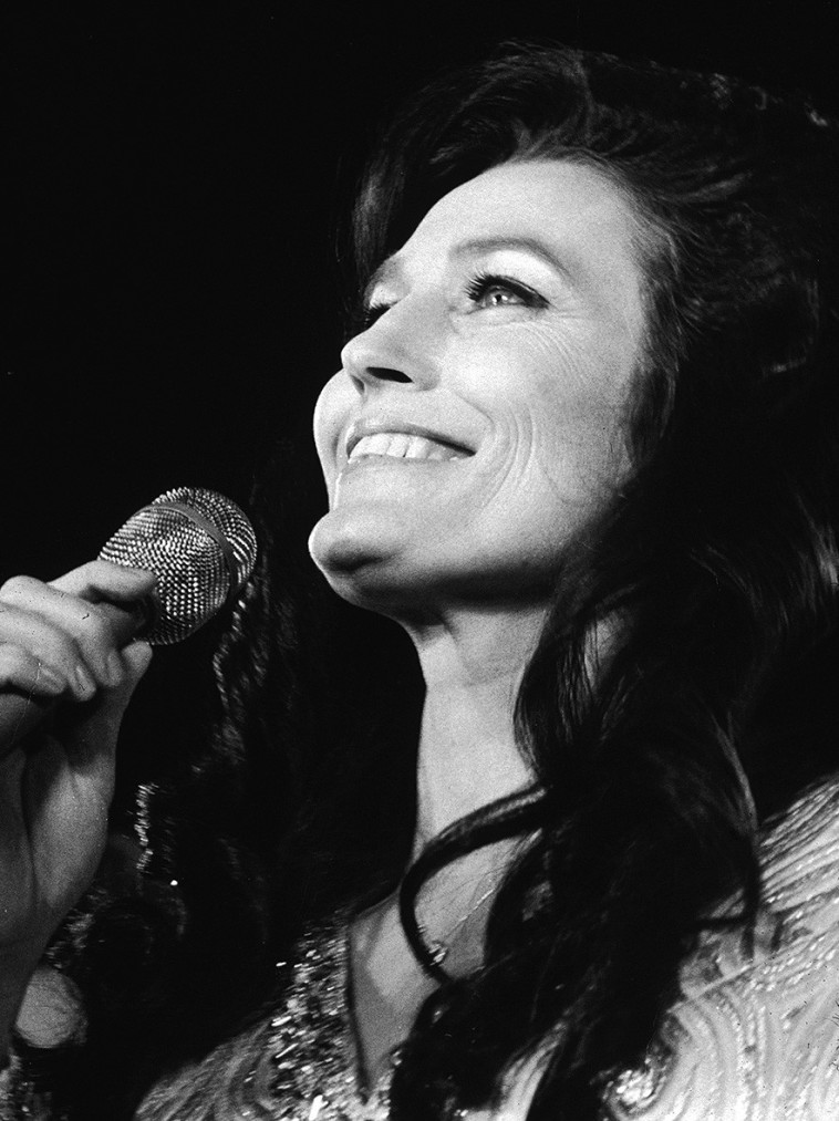 תרמה למודעות. לורטה לין