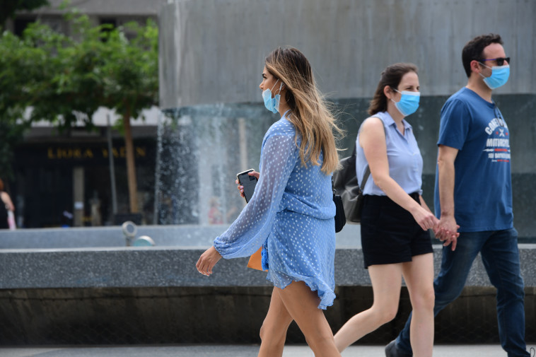 הקורונה בישראל: מסכות בכיכר דיזנגוף בתל אביב (למצולמים אין קשר לנאמר בכתבה)