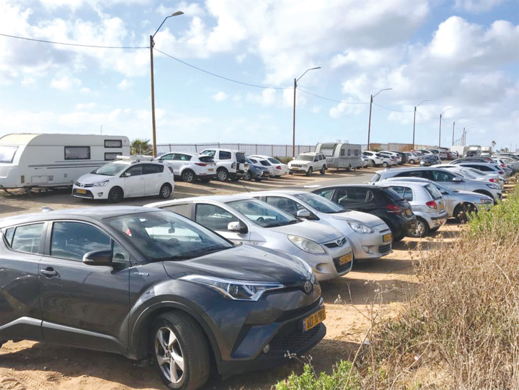 עומס מכוניות בחוף הצוק הדרומי