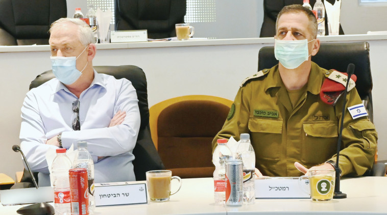 אביב כוכבי, בני גנץ