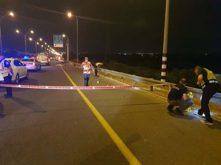 בוחני המשטרה בזירת התאונה