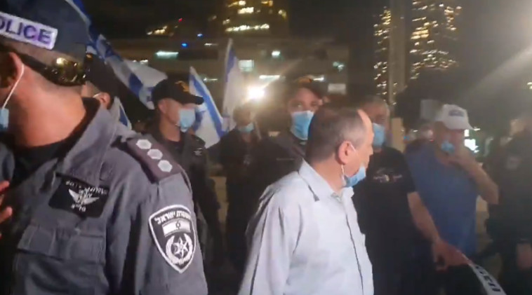 אמנון אברמוביץ' מותקף על ידי פעילי ימין