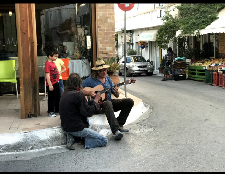 נגני רחוב ביוון. נשים מגיעות לשיאן, גברים למדרכה (צילום: טליה לוין)