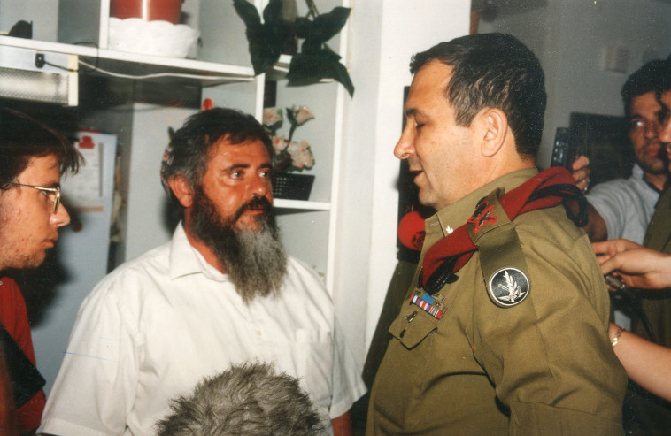 הרמטכ''ל אהוד ברק בבית משפחת וקסמן לאחר הרצח של נחשון