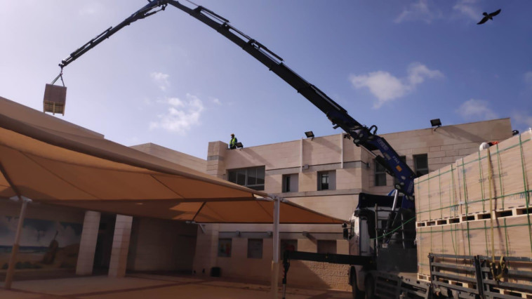 הקמת מתקן האנרגיה הסולארית על גג בית ספר באשדוד