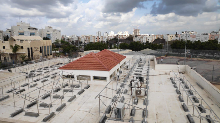 הקמת מתקן האנרגיה הסולארית על גג בית ספר באשדוד (צילום: יחצ)