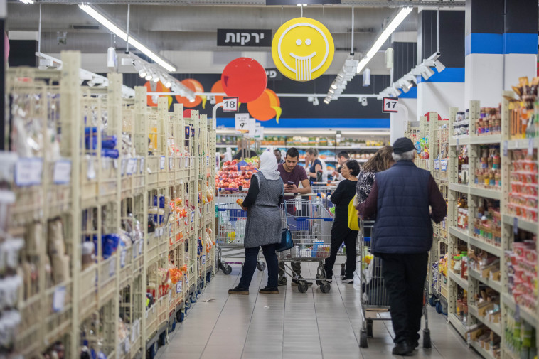 המצב בישראל רק הורע בשנים האחרונות. קניות בסופרמרקט