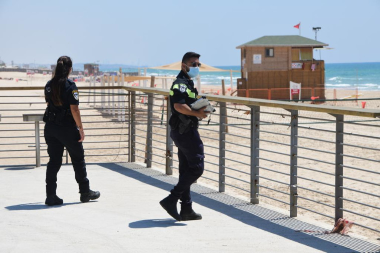 אכיפת המשטרה בחוף בת ים (צילום: אבשלום ששוני)