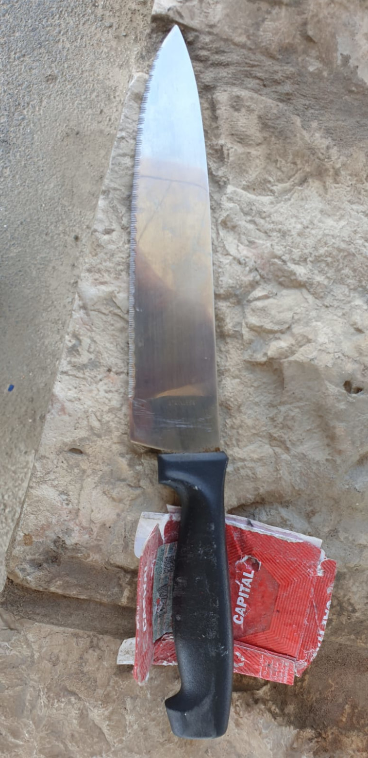 הסכין שנשא הצעיר שניסה לבצע פיגוע במחסום קלנדיה (צילום: דוברות המשטרה)