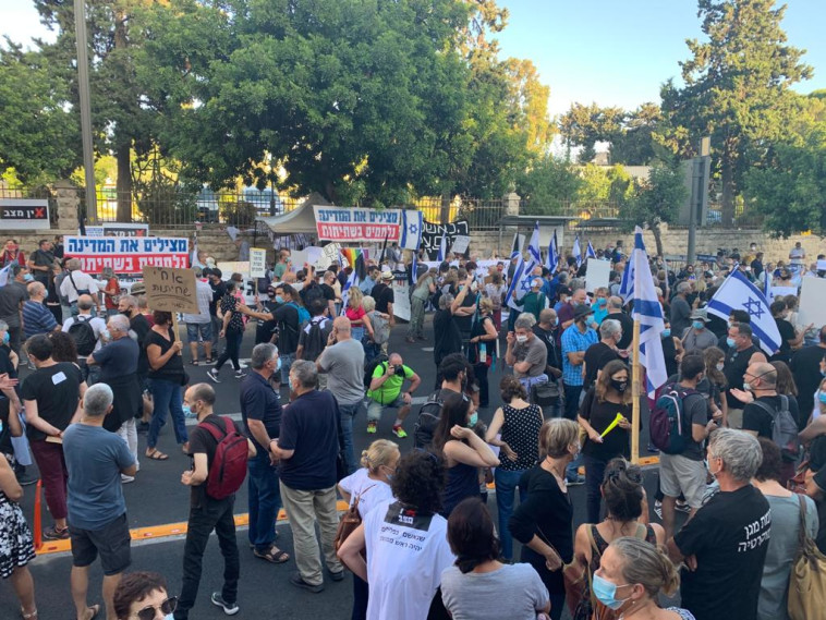 מחאת ''הדגלים השחורים'' מחוץ למעון רה''מ