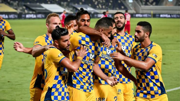 שחקני מכבי ת''א חוגגים