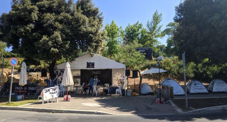 מאהל אנשי הבימה והתרבות, סמוך לכנסת