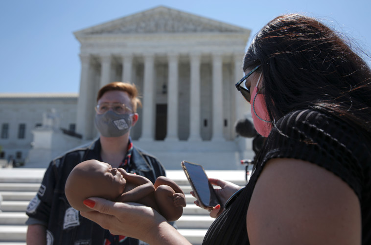 הפגנות נגד הפלות בוושינגטון (צילום: REUTERS/Carlos Barria)