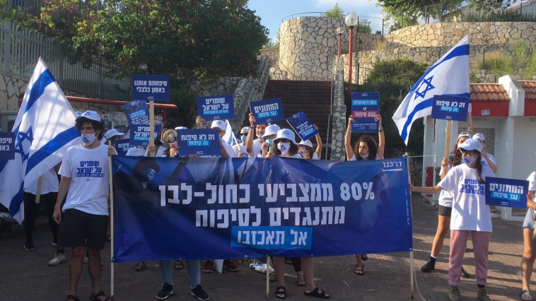 פעילי דרכנו מול ביתו של בני גנץ