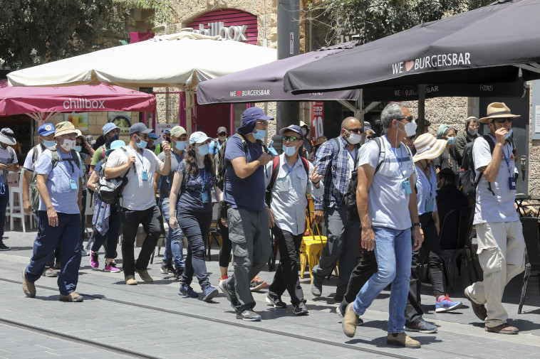 קורונה - אנשים עם מסכות בירושלים, ארכיון (למצולמים אין קשר לנאמר בכתבה)