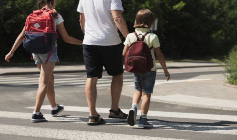 תלמידים בדרך לבית הספר
