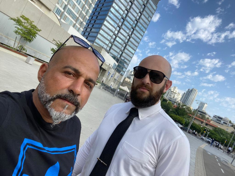 דורון אברהמי ועו''ד איתמר ברקאי בכניסה לבית המשפט