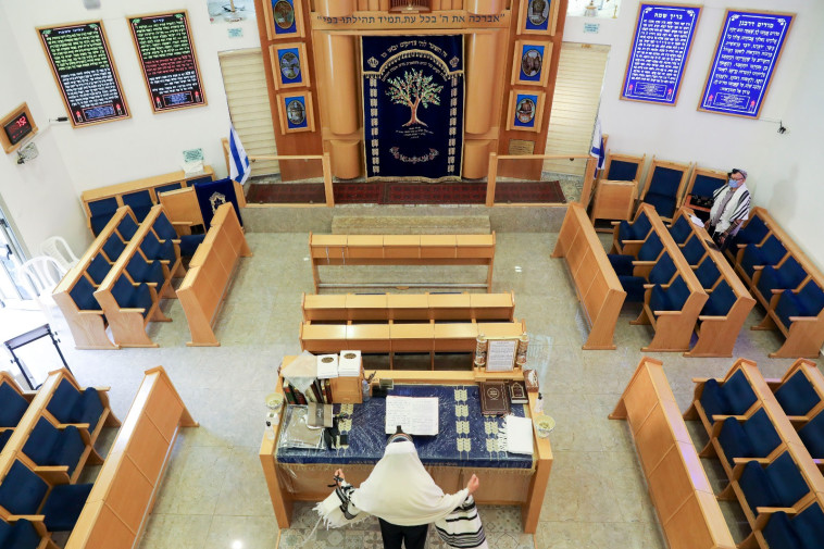 בית כנסת בימי הקורונה, ארכיון (למקום המצולם אין קשר לנאמר בכתבה)