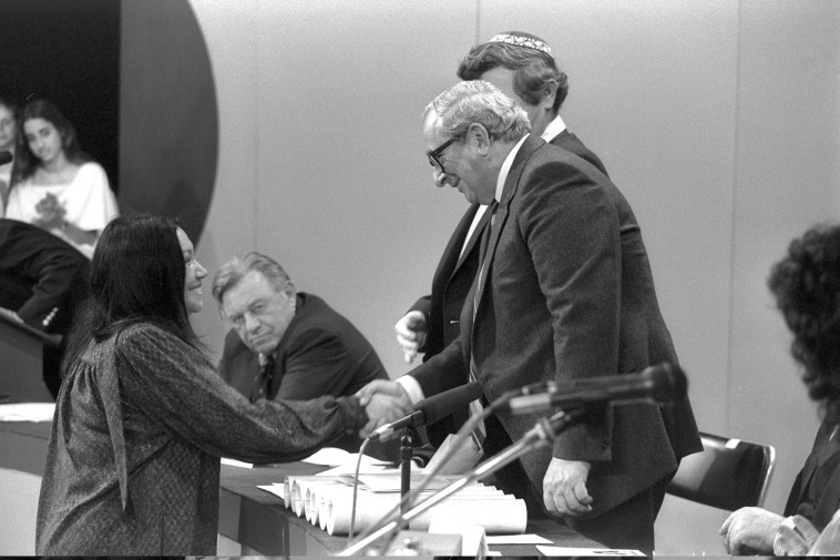 נעמי שמר מקבלת את פרס ישראל, 1983 (צילום: יעקב סער)