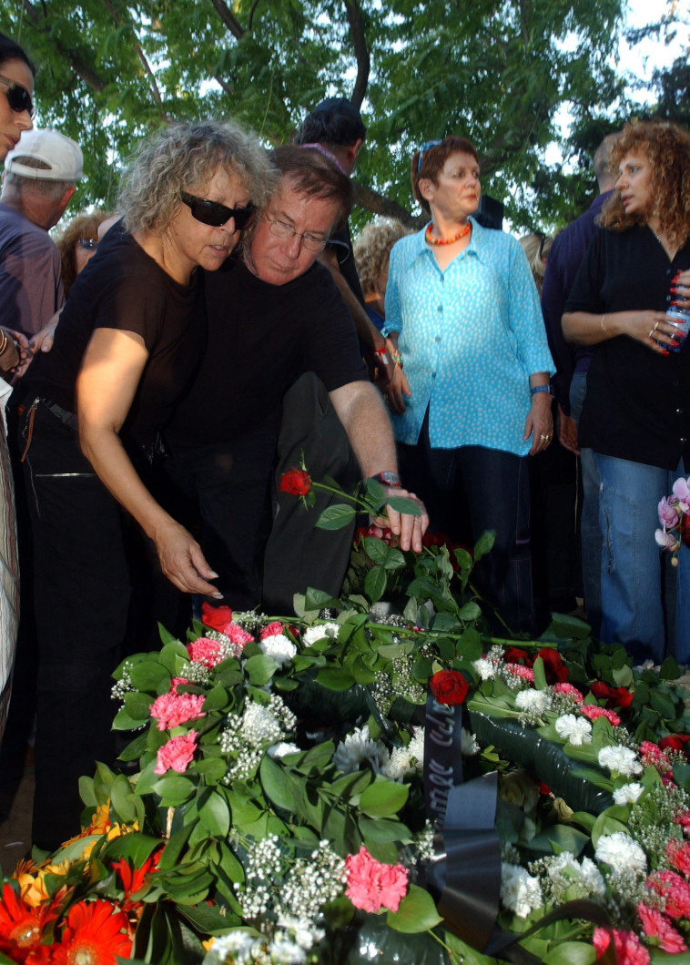 אהוד מנור בהלווית נעמי שמר