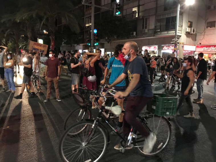 מפגינים חוסמים צמתים בת''א