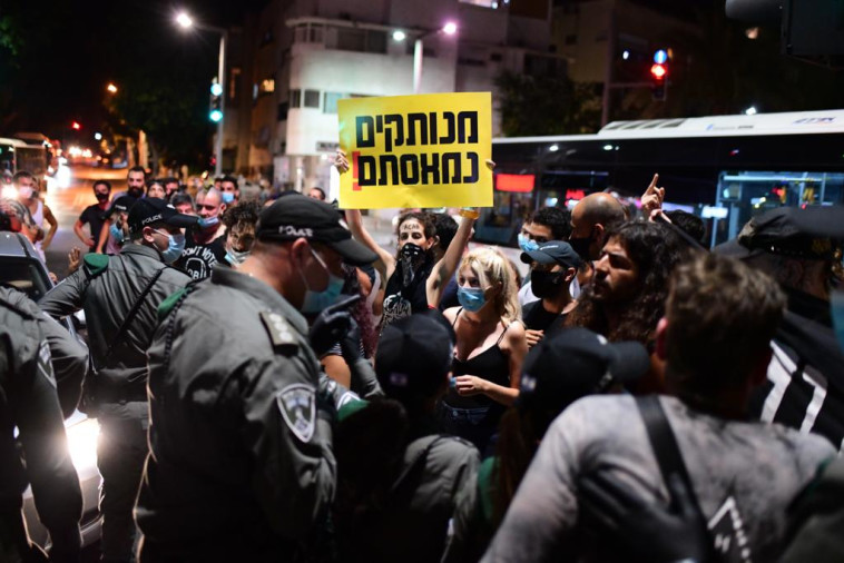 מפגינים חוסמים צמתים בת''א